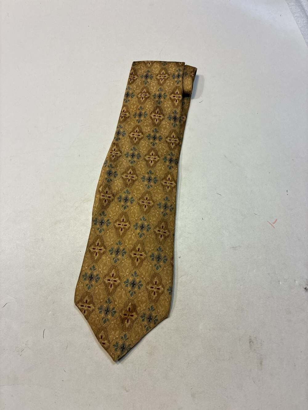 The Metropolitan Museum of Art Gold Geometric Diamond Pattern Silk Necktie